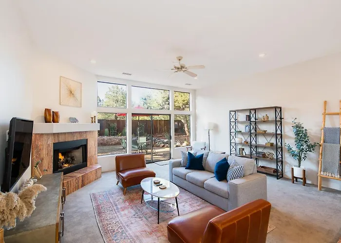 West Retreat W/ Views Of Coffee Pot Rock!