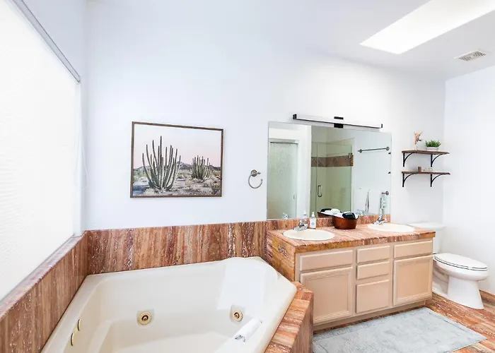 West Retreat W/ Views Of Coffee Pot Rock!