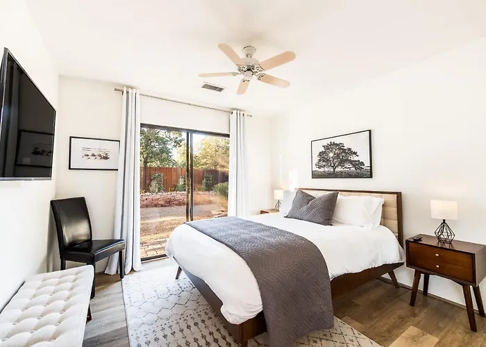 West Retreat W/ Views Of Coffee Pot Rock!